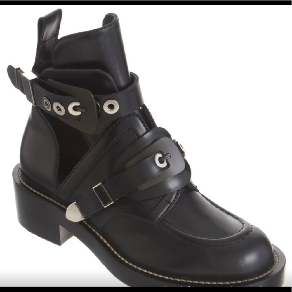 Balenciaga Ceinture Boots!